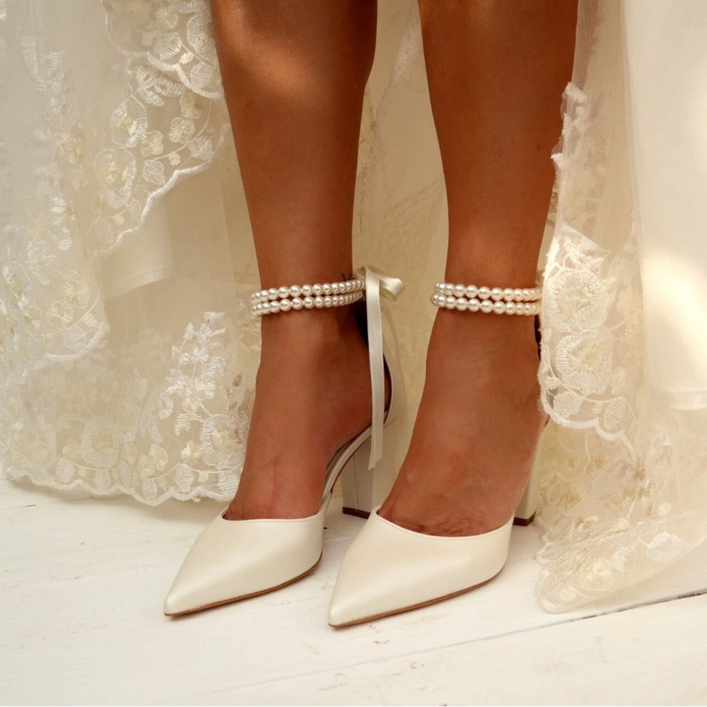 Pelino Sandals Wedding Shoes (Size 5.5)